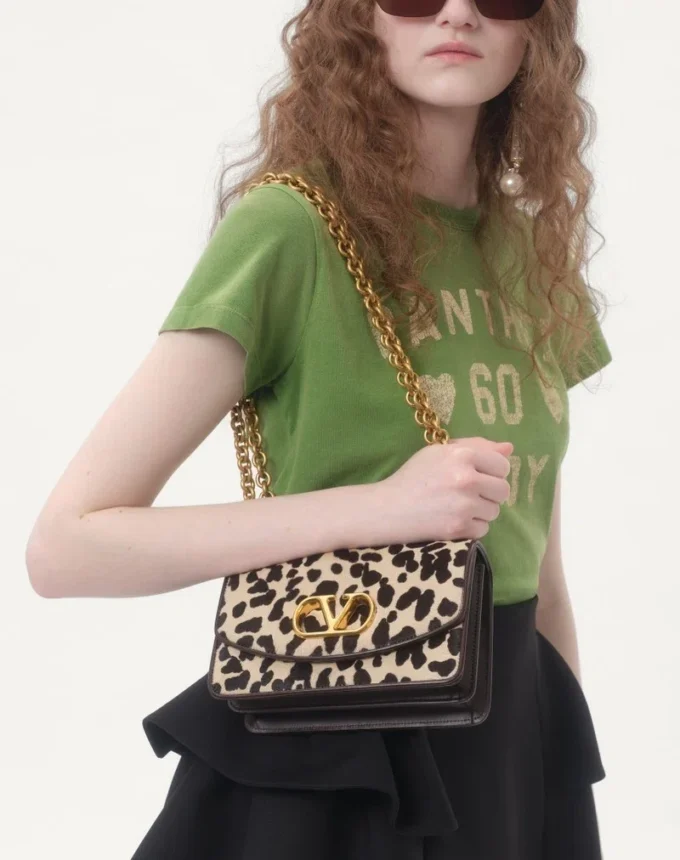 Petit sac à bandoulière Valentino Garavani Vain en cuir de veau effet poney avec imprimé animalier Petit sac à bandoulière Valentino Garavani Vain en cuir de veau effet poney avec imprimé animalier