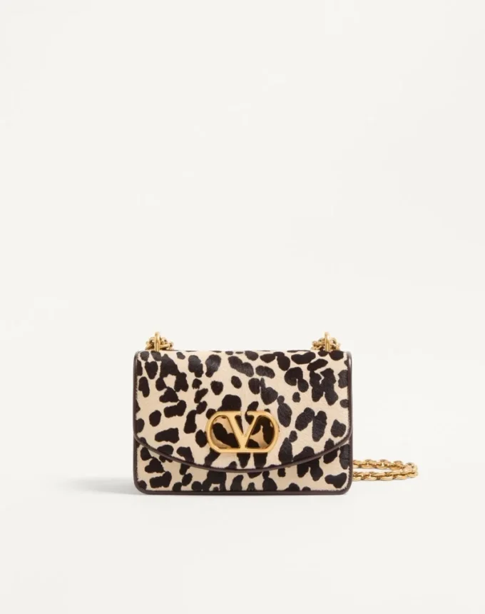 Petit sac à bandoulière Valentino Garavani Vain en cuir de veau effet poney avec imprimé animalier Petit sac à bandoulière Valentino Garavani Vain en cuir de veau effet poney avec imprimé animalier