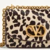 Petit sac à bandoulière Valentino Garavani Vain en cuir de veau effet poney avec imprimé animalier Petit sac à bandoulière Valentino Garavani Vain en cuir de veau effet poney avec imprimé animalier