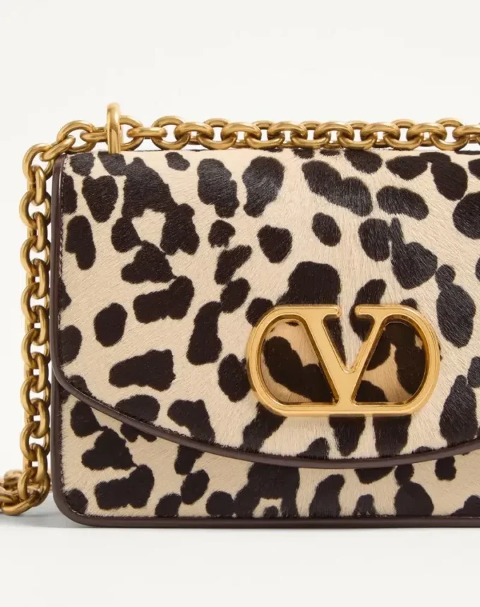 Petit sac à bandoulière Valentino Garavani Vain en cuir de veau effet poney avec imprimé animalier Petit sac à bandoulière Valentino Garavani Vain en cuir de veau effet poney avec imprimé animalier