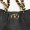 Petit sac cabas Valentino Garavani Laseine en cuir nappa à motif chevron Petit sac cabas Valentino Garavani Laseine en cuir nappa à motif chevron
