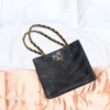 Petit sac cabas Valentino Garavani Laseine en cuir nappa à motif chevron Petit sac cabas Valentino Garavani Laseine en cuir nappa à motif chevron