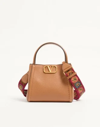 Petit sac à main Valentino Garavani Alltime en cuir de veau grainé avec bandoulière brodée
