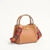 Petit sac à main Valentino Garavani Alltime en cuir de veau grainé avec bandoulière brodée Petit sac à main Valentino Garavani Alltime en cuir de veau grainé avec bandoulière brodée