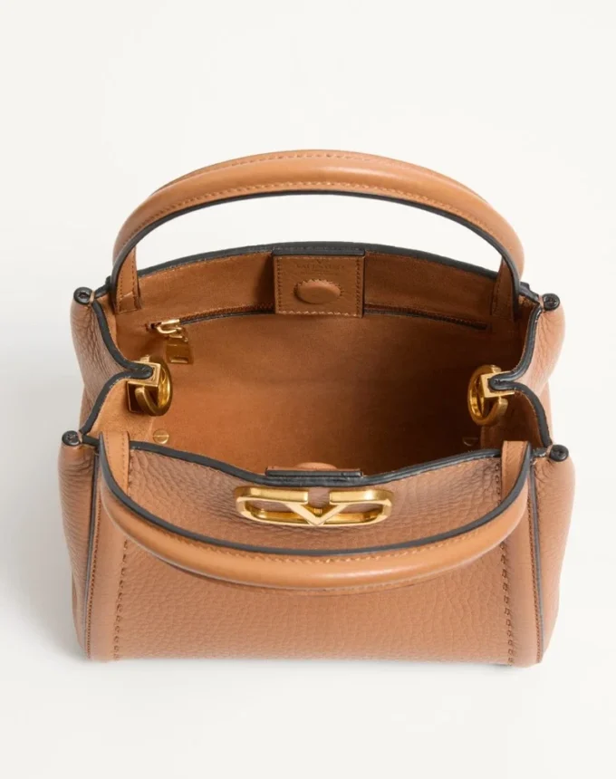 Petit sac à main Valentino Garavani Alltime en cuir de veau grainé avec bandoulière brodée Petit sac à main Valentino Garavani Alltime en cuir de veau grainé avec bandoulière brodée
