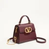 Petit sac à main Valentino Garavani Vsling en cuir de veau grainé avec logo bijou Petit sac à main Valentino Garavani Vsling en cuir de veau grainé avec logo bijou