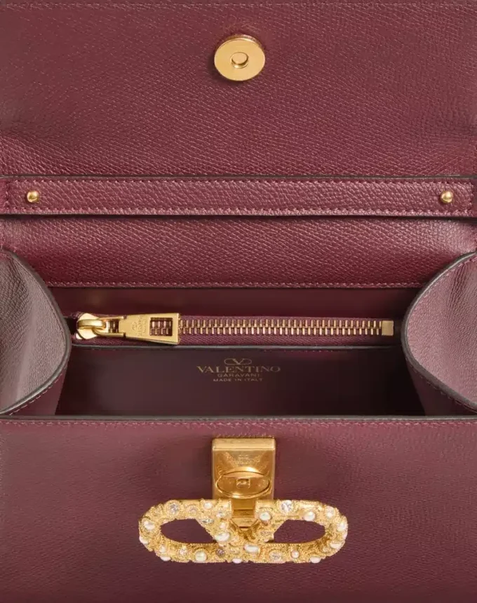 Petit sac à main Valentino Garavani Vsling en cuir de veau grainé avec logo bijou Petit sac à main Valentino Garavani Vsling en cuir de veau grainé avec logo bijou