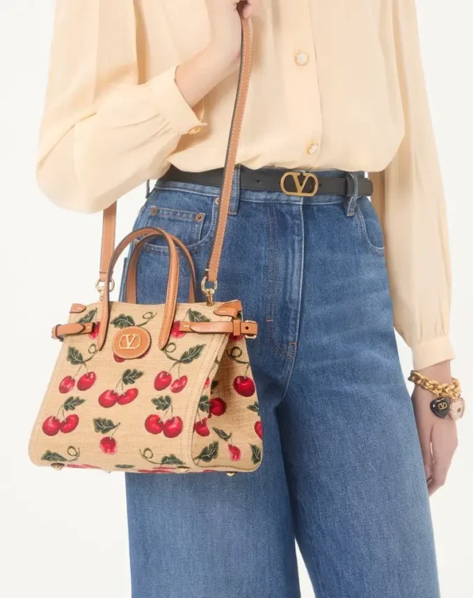 Petit sac shopping Antibes Valentino Garavani en raphia jacquard avec motif Cherryfic Petit sac shopping Antibes Valentino Garavani en raphia jacquard avec motif Cherryfic