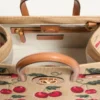 Petit sac shopping Antibes Valentino Garavani en raphia jacquard avec motif Cherryfic Petit sac shopping Antibes Valentino Garavani en raphia jacquard avec motif Cherryfic