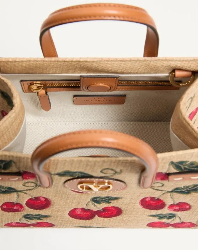 Petit sac shopping Antibes Valentino Garavani en raphia jacquard avec motif Cherryfic Petit sac shopping Antibes Valentino Garavani en raphia jacquard avec motif Cherryfic