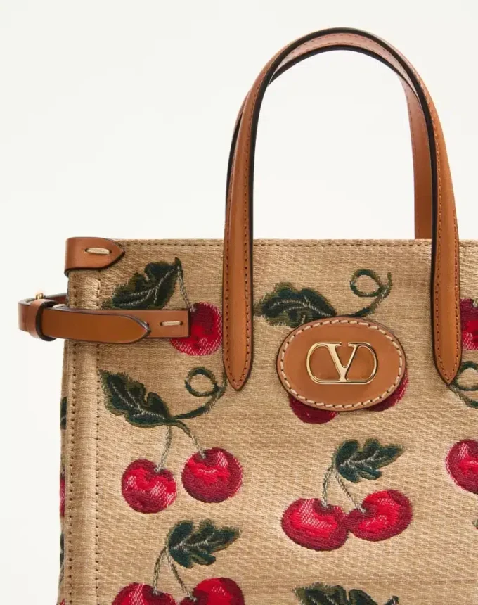 Petit sac shopping Antibes Valentino Garavani en raphia jacquard avec motif Cherryfic Petit sac shopping Antibes Valentino Garavani en raphia jacquard avec motif Cherryfic