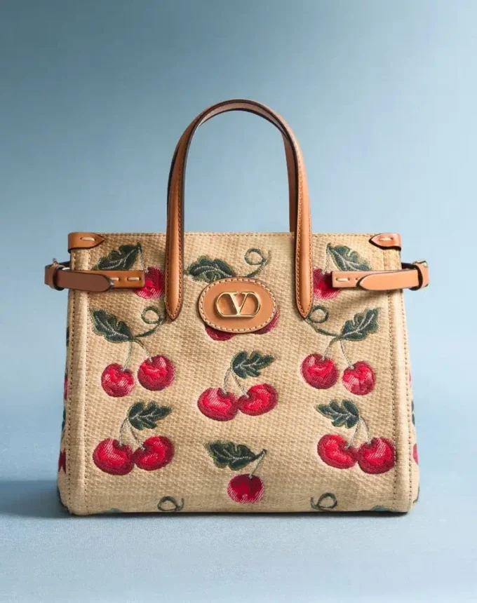 Petit sac shopping Antibes Valentino Garavani en raphia jacquard avec motif Cherryfic Petit sac shopping Antibes Valentino Garavani en raphia jacquard avec motif Cherryfic