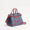 Petit sac shopping Valentino Garavani Antibes en denim avec broderie Cherryfic Petit sac shopping Valentino Garavani Antibes en denim avec broderie Cherryfic