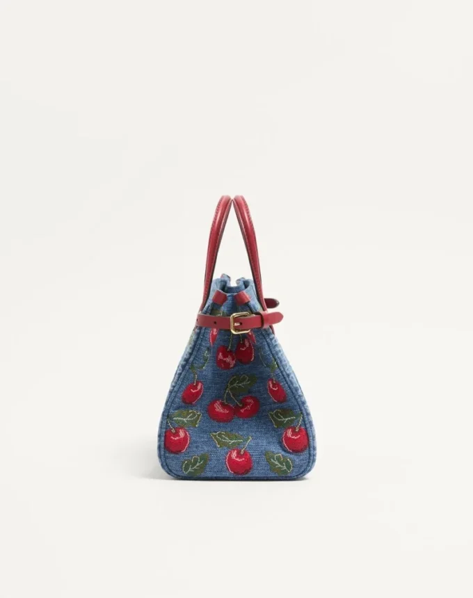 Petit sac shopping Valentino Garavani Antibes en denim avec broderie Cherryfic Petit sac shopping Valentino Garavani Antibes en denim avec broderie Cherryfic
