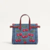 Petit sac shopping Valentino Garavani Antibes en denim avec broderie Cherryfic Petit sac shopping Valentino Garavani Antibes en denim avec broderie Cherryfic