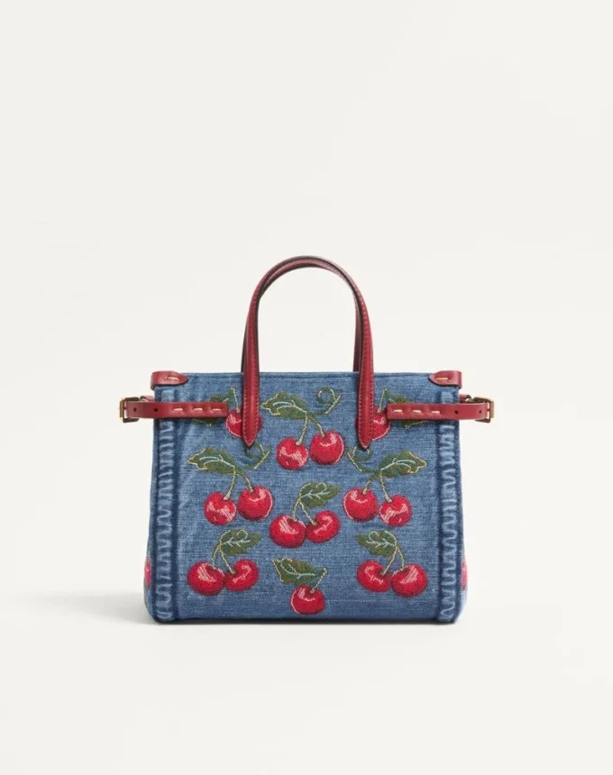 Petit sac shopping Valentino Garavani Antibes en denim avec broderie Cherryfic Petit sac shopping Valentino Garavani Antibes en denim avec broderie Cherryfic