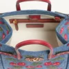 Petit sac shopping Valentino Garavani Antibes en denim avec broderie Cherryfic Petit sac shopping Valentino Garavani Antibes en denim avec broderie Cherryfic