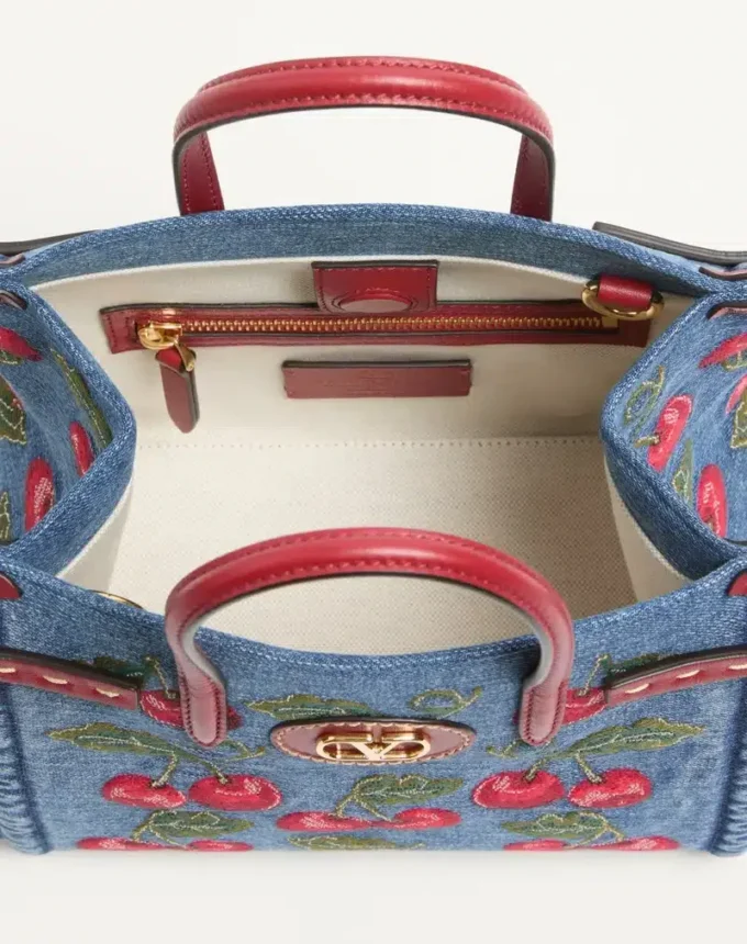 Petit sac shopping Valentino Garavani Antibes en denim avec broderie Cherryfic Petit sac shopping Valentino Garavani Antibes en denim avec broderie Cherryfic