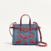 Petit sac shopping Valentino Garavani Antibes en denim avec broderie Cherryfic Petit sac shopping Valentino Garavani Antibes en denim avec broderie Cherryfic