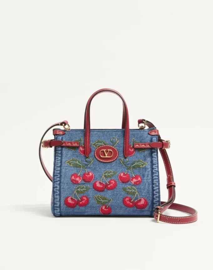 Petit sac shopping Valentino Garavani Antibes en denim avec broderie Cherryfic Petit sac shopping Valentino Garavani Antibes en denim avec broderie Cherryfic