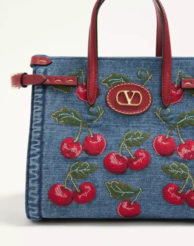 Petit sac shopping Valentino Garavani Antibes en denim avec broderie Cherryfic Petit sac shopping Valentino Garavani Antibes en denim avec broderie Cherryfic