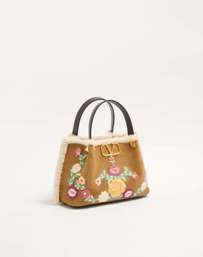 Petit sac shopping Valentino Garavani en daim brodé avec doublure en peau de mouton Petit sac shopping Valentino Garavani en daim brodé avec doublure en peau de mouton