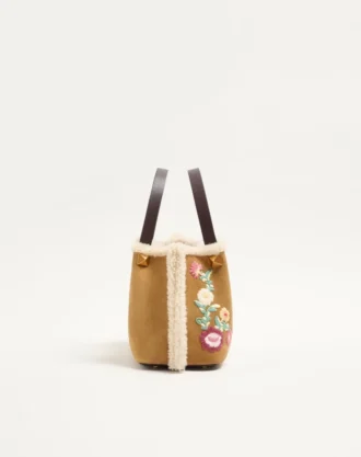 Petit sac shopping Valentino Garavani en daim brodé avec doublure en peau de mouton