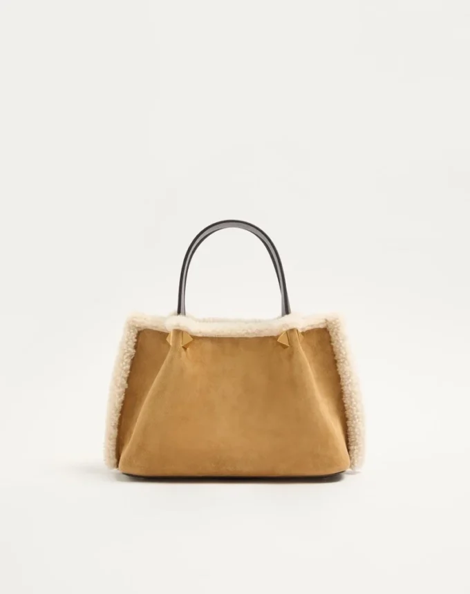 Petit sac shopping Valentino Garavani en daim brodé avec doublure en peau de mouton Petit sac shopping Valentino Garavani en daim brodé avec doublure en peau de mouton