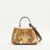 Petit sac shopping Valentino Garavani en daim brodé avec doublure en peau de mouton Petit sac shopping Valentino Garavani en daim brodé avec doublure en peau de mouton