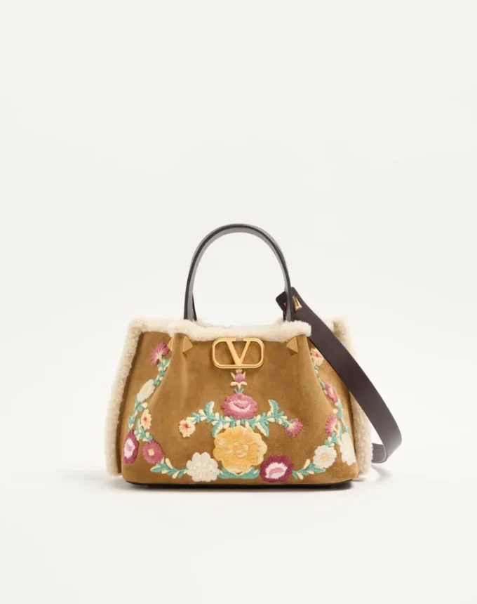 Petit sac shopping Valentino Garavani en daim brodé avec doublure en peau de mouton Petit sac shopping Valentino Garavani en daim brodé avec doublure en peau de mouton