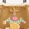 Petit sac shopping Valentino Garavani en daim brodé avec doublure en peau de mouton Petit sac shopping Valentino Garavani en daim brodé avec doublure en peau de mouton