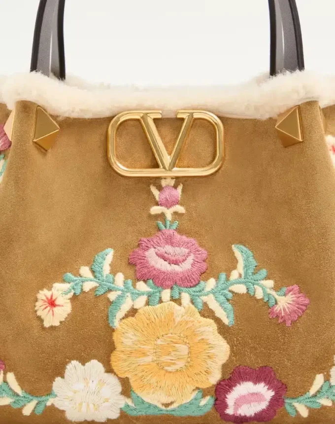 Petit sac shopping Valentino Garavani en daim brodé avec doublure en peau de mouton Petit sac shopping Valentino Garavani en daim brodé avec doublure en peau de mouton