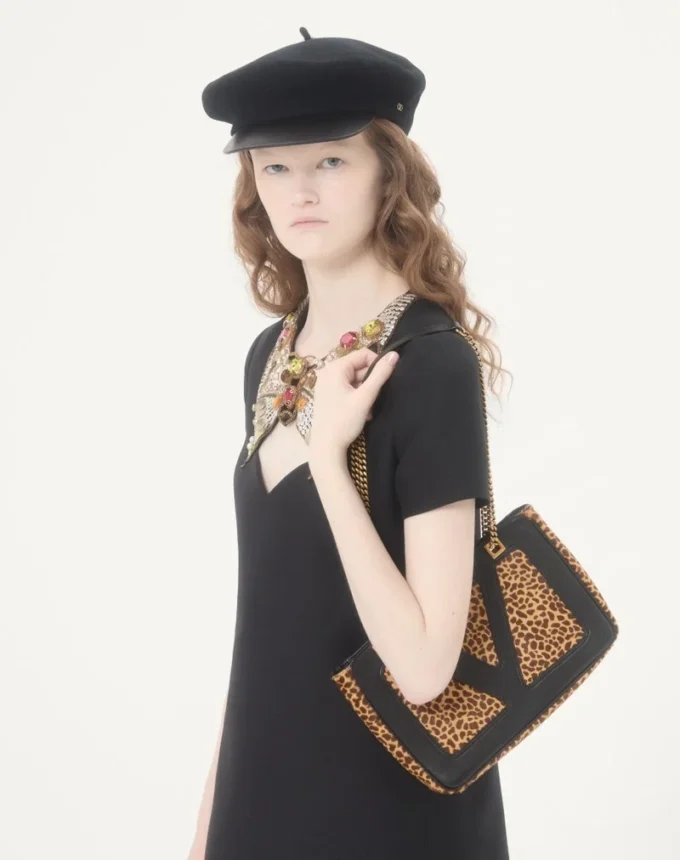 Petit sac shopping Valentino Garavani Viva Superstar en cuir de veau effet poney Petit sac shopping Valentino Garavani Viva Superstar en cuir de veau effet poney