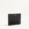 Pochette en cuir de veau grainé Vlogo Signature Pochette en cuir de veau grainé Vlogo Signature