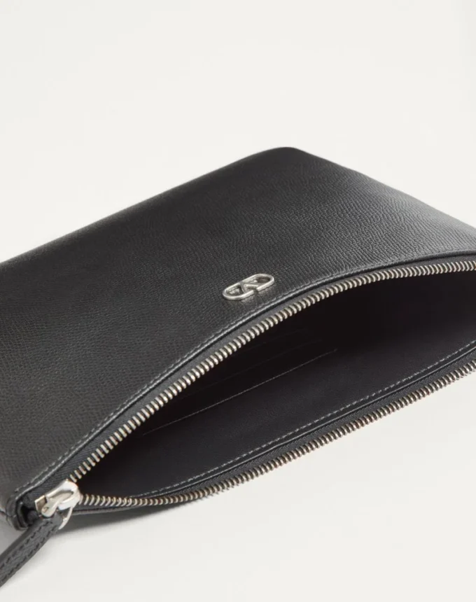 Pochette en cuir de veau grainé Vlogo Signature Pochette en cuir de veau grainé Vlogo Signature