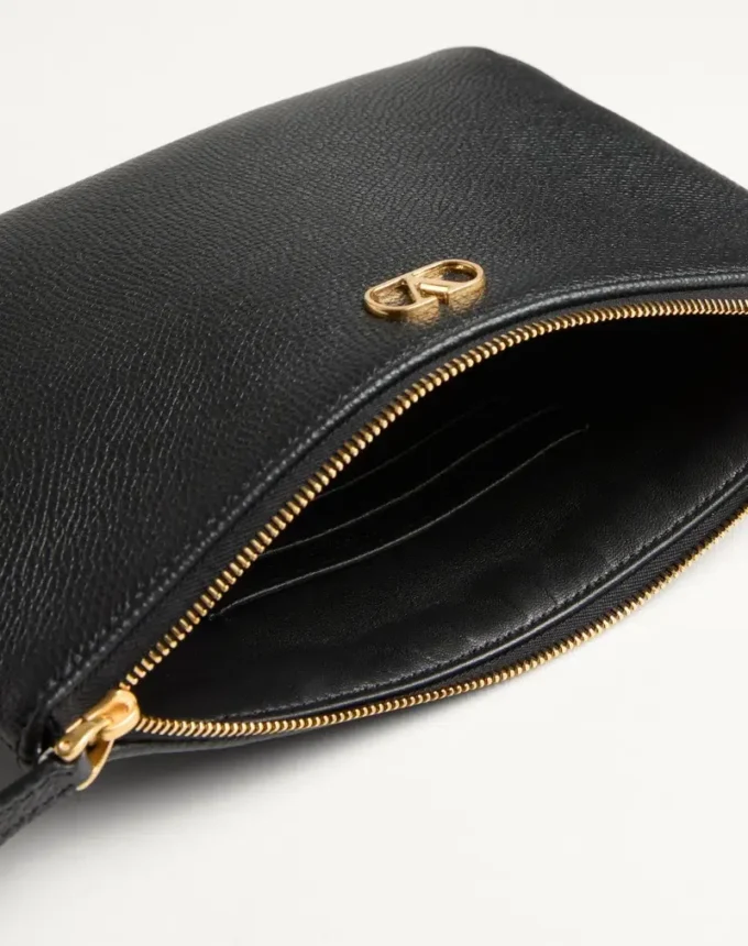 Pochette en cuir de veau grainé Vlogo Signature Pochette en cuir de veau grainé Vlogo Signature
