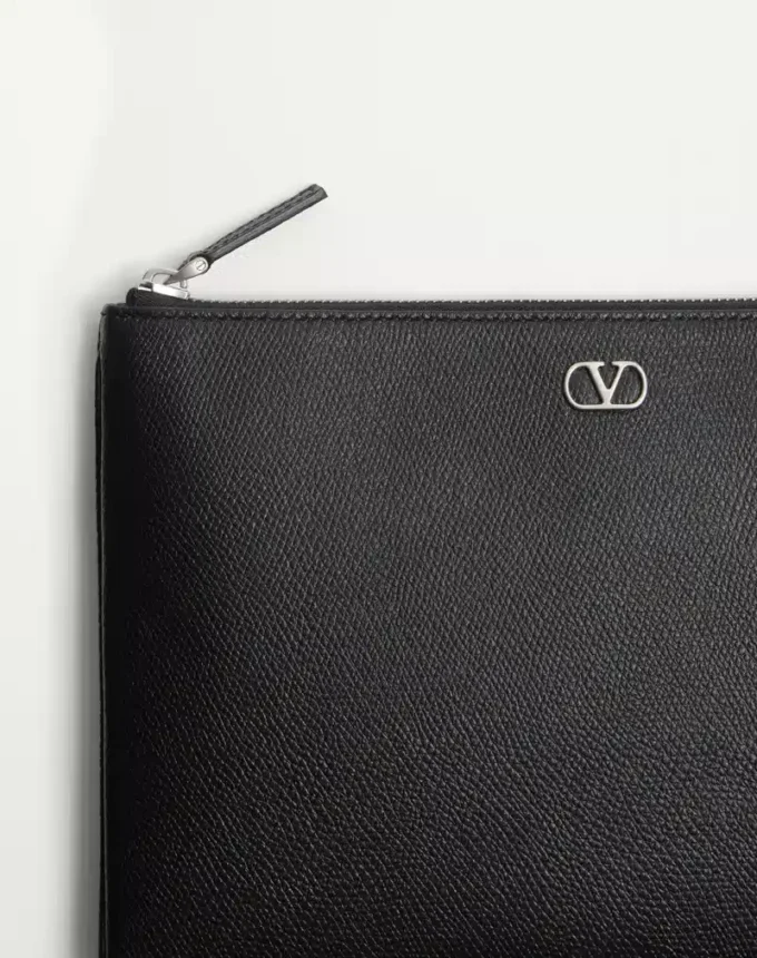 Pochette en cuir de veau grainé Vlogo Signature Pochette en cuir de veau grainé Vlogo Signature