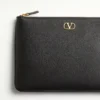 Pochette en cuir de veau grainé Vlogo Signature Pochette en cuir de veau grainé Vlogo Signature