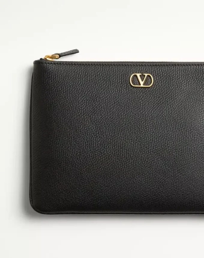 Pochette en cuir de veau grainé Vlogo Signature Pochette en cuir de veau grainé Vlogo Signature