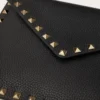 Pochette Rockstud en cuir de veau grainé Pochette Rockstud en cuir de veau grainé