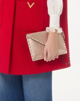 Pochette Rockstud en cuir de veau grainé laminé Pochette Rockstud en cuir de veau grainé laminé