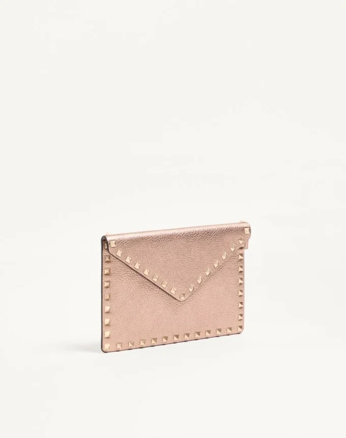 Pochette Rockstud en cuir de veau grainé laminé Pochette Rockstud en cuir de veau grainé laminé