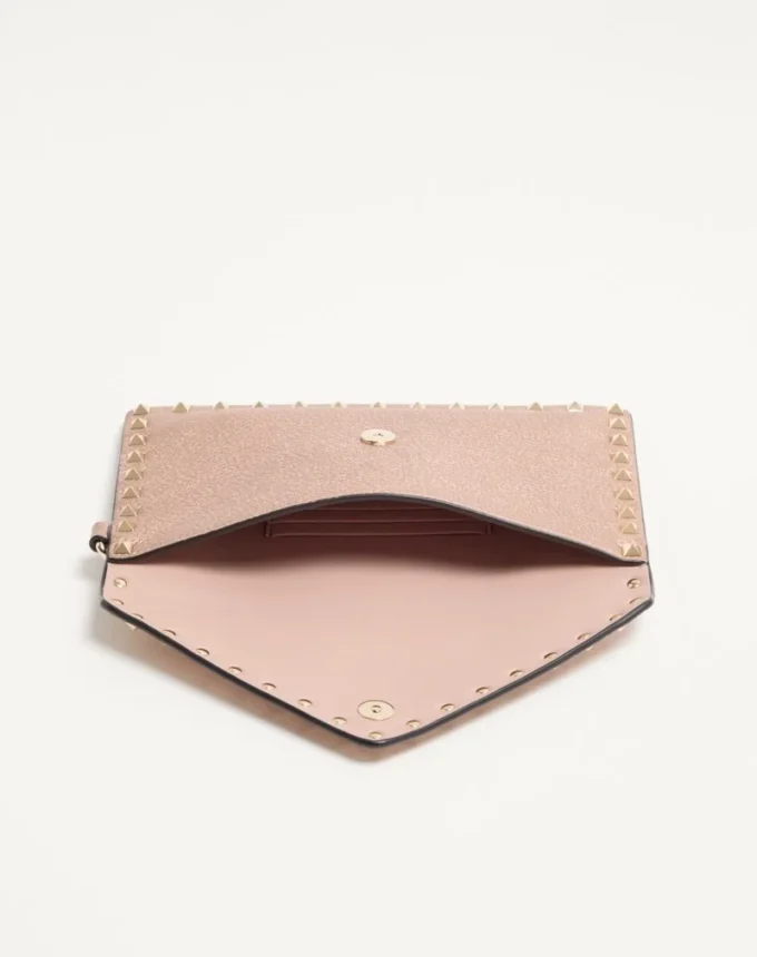 Pochette Rockstud en cuir de veau grainé laminé Pochette Rockstud en cuir de veau grainé laminé