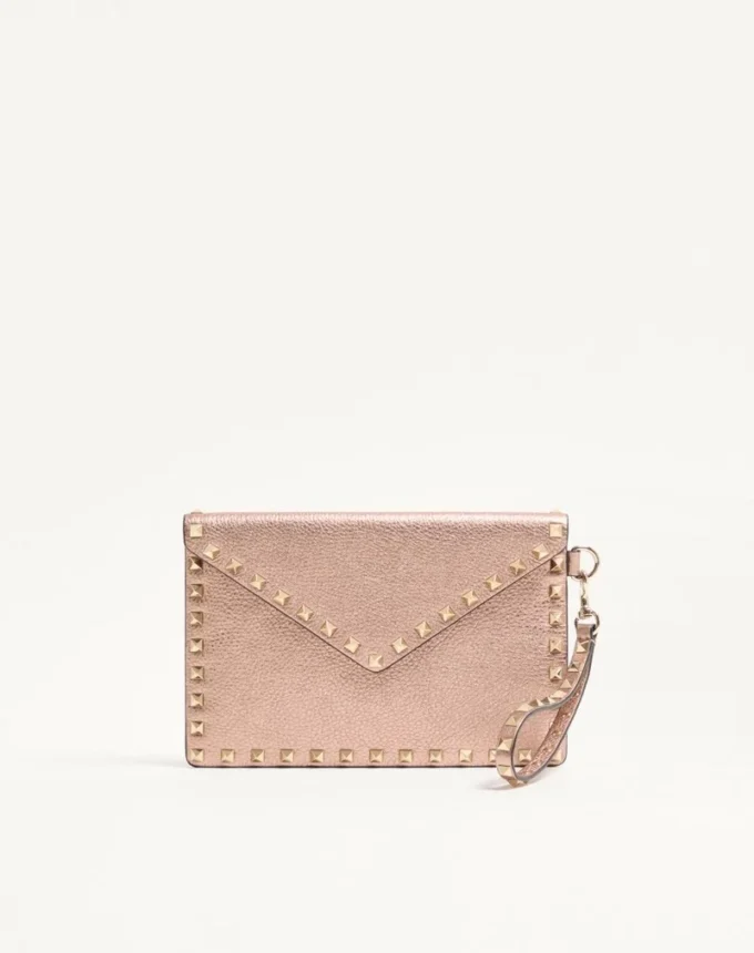 Pochette Rockstud en cuir de veau grainé laminé Pochette Rockstud en cuir de veau grainé laminé