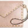 Pochette Rockstud en cuir de veau grainé laminé Pochette Rockstud en cuir de veau grainé laminé
