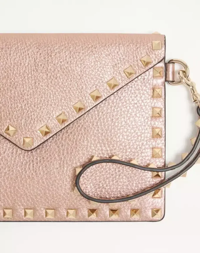 Pochette Rockstud en cuir de veau grainé laminé Pochette Rockstud en cuir de veau grainé laminé