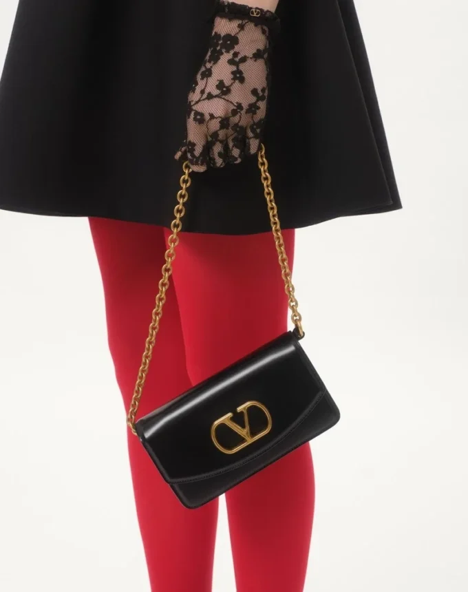 Pochette Valentino Garavani Vain en cuir de veau brillant Pochette Valentino Garavani Vain en cuir de veau brillant
