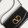 Pochette Valentino Garavani Vain en cuir de veau brillant Pochette Valentino Garavani Vain en cuir de veau brillant