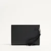 Pochette Valentino Garavani Vlogo Signature en cuir de veau grainé Pochette Valentino Garavani Vlogo Signature en cuir de veau grainé