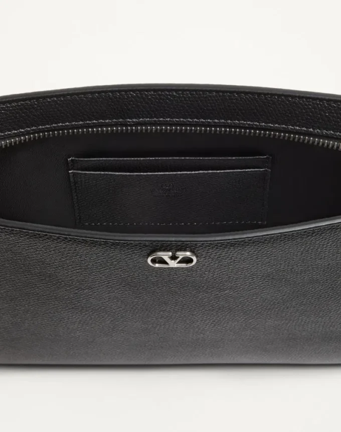 Pochette Valentino Garavani Vlogo Signature en cuir de veau grainé Pochette Valentino Garavani Vlogo Signature en cuir de veau grainé
